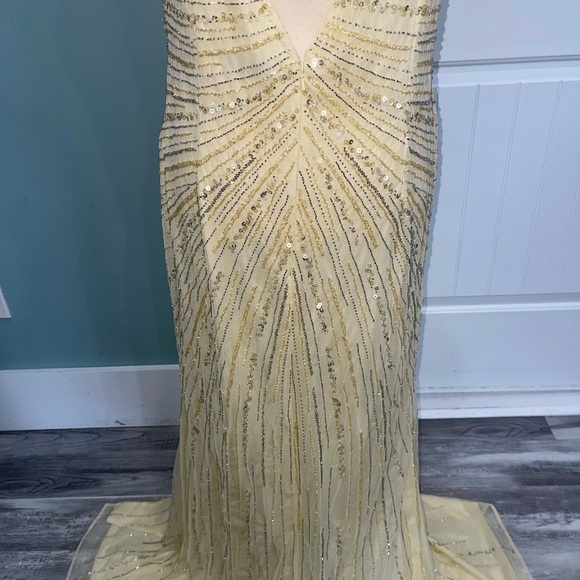 NEW Mac Duggal Beaded sleeveless faux wrap gown in buttercream size 12 - Picture 14 of 16